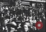 Immagine di Civili italiani Milano Italia, 1945, secondo 36 filmato di repertorio 65675059079