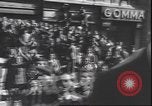 Immagine di Civili italiani Milano Italia, 1945, secondo 38 filmato di repertorio 65675059079