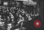 Immagine di Civili italiani Milano Italia, 1945, secondo 39 filmato di repertorio 65675059079