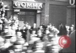 Immagine di Civili italiani Milano Italia, 1945, secondo 40 filmato di repertorio 65675059079