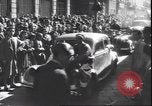 Immagine di Civili italiani Milano Italia, 1945, secondo 41 filmato di repertorio 65675059079