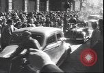 Immagine di Civili italiani Milano Italia, 1945, secondo 42 filmato di repertorio 65675059079