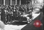 Immagine di Civili italiani Milano Italia, 1945, secondo 44 filmato di repertorio 65675059079