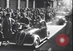 Immagine di Civili italiani Milano Italia, 1945, secondo 45 filmato di repertorio 65675059079