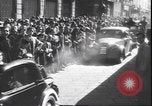 Immagine di Civili italiani Milano Italia, 1945, secondo 47 filmato di repertorio 65675059079