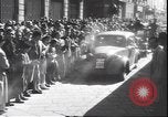 Immagine di Civili italiani Milano Italia, 1945, secondo 48 filmato di repertorio 65675059079