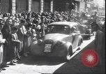 Immagine di Civili italiani Milano Italia, 1945, secondo 49 filmato di repertorio 65675059079