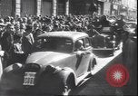 Immagine di Civili italiani Milano Italia, 1945, secondo 50 filmato di repertorio 65675059079
