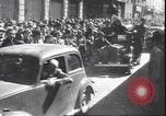 Immagine di Civili italiani Milano Italia, 1945, secondo 51 filmato di repertorio 65675059079