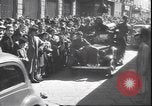 Immagine di Civili italiani Milano Italia, 1945, secondo 52 filmato di repertorio 65675059079