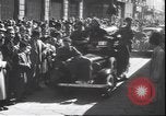 Immagine di Civili italiani Milano Italia, 1945, secondo 53 filmato di repertorio 65675059079