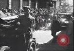 Immagine di Civili italiani Milano Italia, 1945, secondo 56 filmato di repertorio 65675059079
