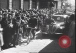 Immagine di Civili italiani Milano Italia, 1945, secondo 58 filmato di repertorio 65675059079