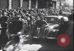 Immagine di Civili italiani Milano Italia, 1945, secondo 59 filmato di repertorio 65675059079