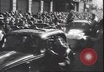 Immagine di Civili italiani Milano Italia, 1945, secondo 62 filmato di repertorio 65675059079