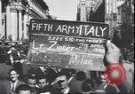 Immagine di Civili italiani Milano Italia, 1945, secondo 3 filmato di repertorio 65675059080
