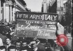 Immagine di Civili italiani Milano Italia, 1945, secondo 4 filmato di repertorio 65675059080