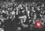 Immagine di Civili italiani Milano Italia, 1945, secondo 10 filmato di repertorio 65675059080