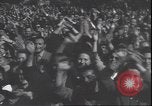 Immagine di Civili italiani Milano Italia, 1945, secondo 11 filmato di repertorio 65675059080