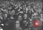 Immagine di Civili italiani Milano Italia, 1945, secondo 12 filmato di repertorio 65675059080