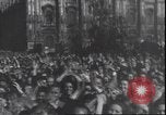 Immagine di Civili italiani Milano Italia, 1945, secondo 15 filmato di repertorio 65675059080