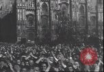 Immagine di Civili italiani Milano Italia, 1945, secondo 16 filmato di repertorio 65675059080