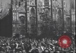 Immagine di Civili italiani Milano Italia, 1945, secondo 17 filmato di repertorio 65675059080