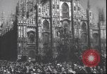 Immagine di Civili italiani Milano Italia, 1945, secondo 18 filmato di repertorio 65675059080