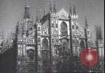 Immagine di Civili italiani Milano Italia, 1945, secondo 22 filmato di repertorio 65675059080
