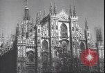 Immagine di Civili italiani Milano Italia, 1945, secondo 24 filmato di repertorio 65675059080