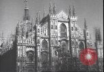 Immagine di Civili italiani Milano Italia, 1945, secondo 25 filmato di repertorio 65675059080