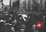 Immagine di Civili italiani Milano Italia, 1945, secondo 28 filmato di repertorio 65675059080