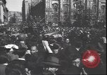 Immagine di Civili italiani Milano Italia, 1945, secondo 29 filmato di repertorio 65675059080