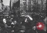 Immagine di Civili italiani Milano Italia, 1945, secondo 30 filmato di repertorio 65675059080