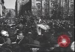 Immagine di Civili italiani Milano Italia, 1945, secondo 31 filmato di repertorio 65675059080