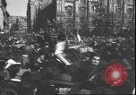 Immagine di Civili italiani Milano Italia, 1945, secondo 32 filmato di repertorio 65675059080