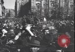 Immagine di Civili italiani Milano Italia, 1945, secondo 33 filmato di repertorio 65675059080