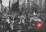 Immagine di Civili italiani Milano Italia, 1945, secondo 36 filmato di repertorio 65675059080