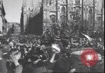 Immagine di Civili italiani Milano Italia, 1945, secondo 37 filmato di repertorio 65675059080