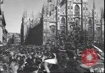 Immagine di Civili italiani Milano Italia, 1945, secondo 38 filmato di repertorio 65675059080