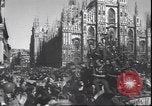 Immagine di Civili italiani Milano Italia, 1945, secondo 39 filmato di repertorio 65675059080