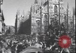 Immagine di Civili italiani Milano Italia, 1945, secondo 40 filmato di repertorio 65675059080