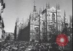 Immagine di Civili italiani Milano Italia, 1945, secondo 42 filmato di repertorio 65675059080