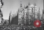 Immagine di Civili italiani Milano Italia, 1945, secondo 43 filmato di repertorio 65675059080