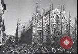 Immagine di Civili italiani Milano Italia, 1945, secondo 44 filmato di repertorio 65675059080