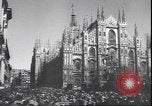 Immagine di Civili italiani Milano Italia, 1945, secondo 45 filmato di repertorio 65675059080