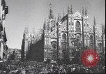 Immagine di Civili italiani Milano Italia, 1945, secondo 46 filmato di repertorio 65675059080
