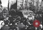 Immagine di Civili italiani Milano Italia, 1945, secondo 49 filmato di repertorio 65675059080
