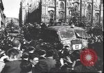 Immagine di Civili italiani Milano Italia, 1945, secondo 50 filmato di repertorio 65675059080