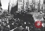 Immagine di Civili italiani Milano Italia, 1945, secondo 55 filmato di repertorio 65675059080